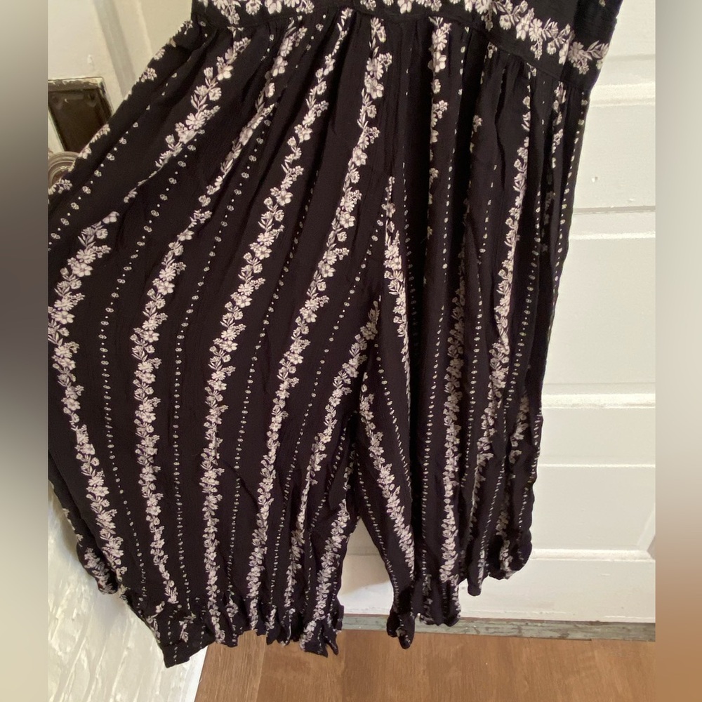 Angie Black and Gray Patterned Flowy Jumpsuit Size Large - Picture 2 of 7